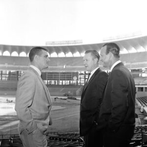 In this memorable moment captured on February 10, 1967, three iconic figures in St. Louis Cardinals history came together to mark the beginning of a new chapter for the franchise.